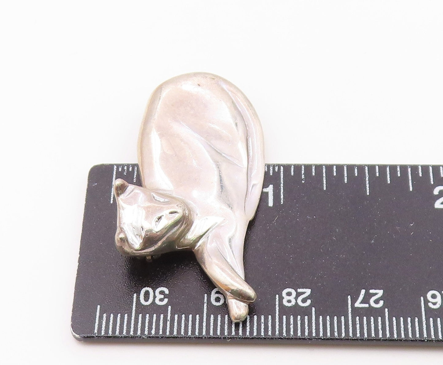 ROGER NICHOLS 925 Silver Vintage Polished Laying Cat Brooch Pin BP9860