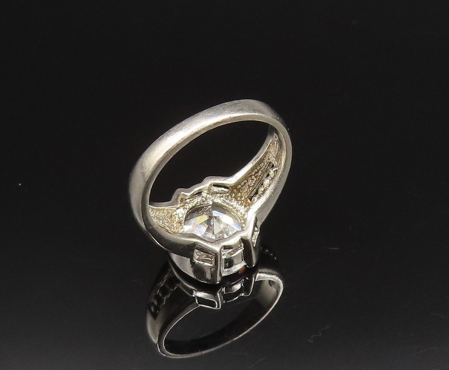 925 Silver Vintage Inlaid Oval Cubic Zirconia Dotted Shank Ring Sz 8 RG25703