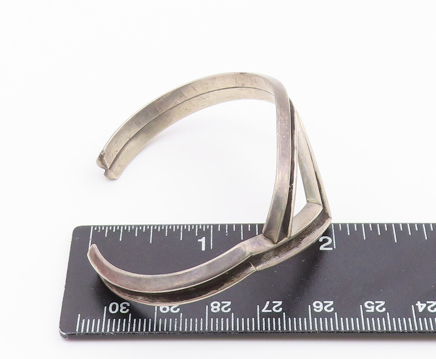 SOUTHWESTERN 925 Silver Vintage Raised Edge Pointed Cuff Bracelet BT9537