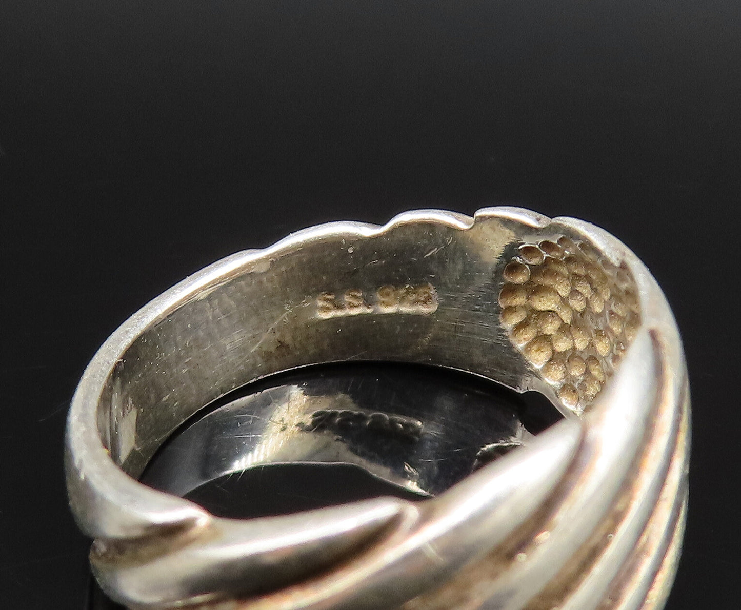 925 Silver Vintage Fashionable Minimalist Ribbed Band Ring Sz 7 RG25880