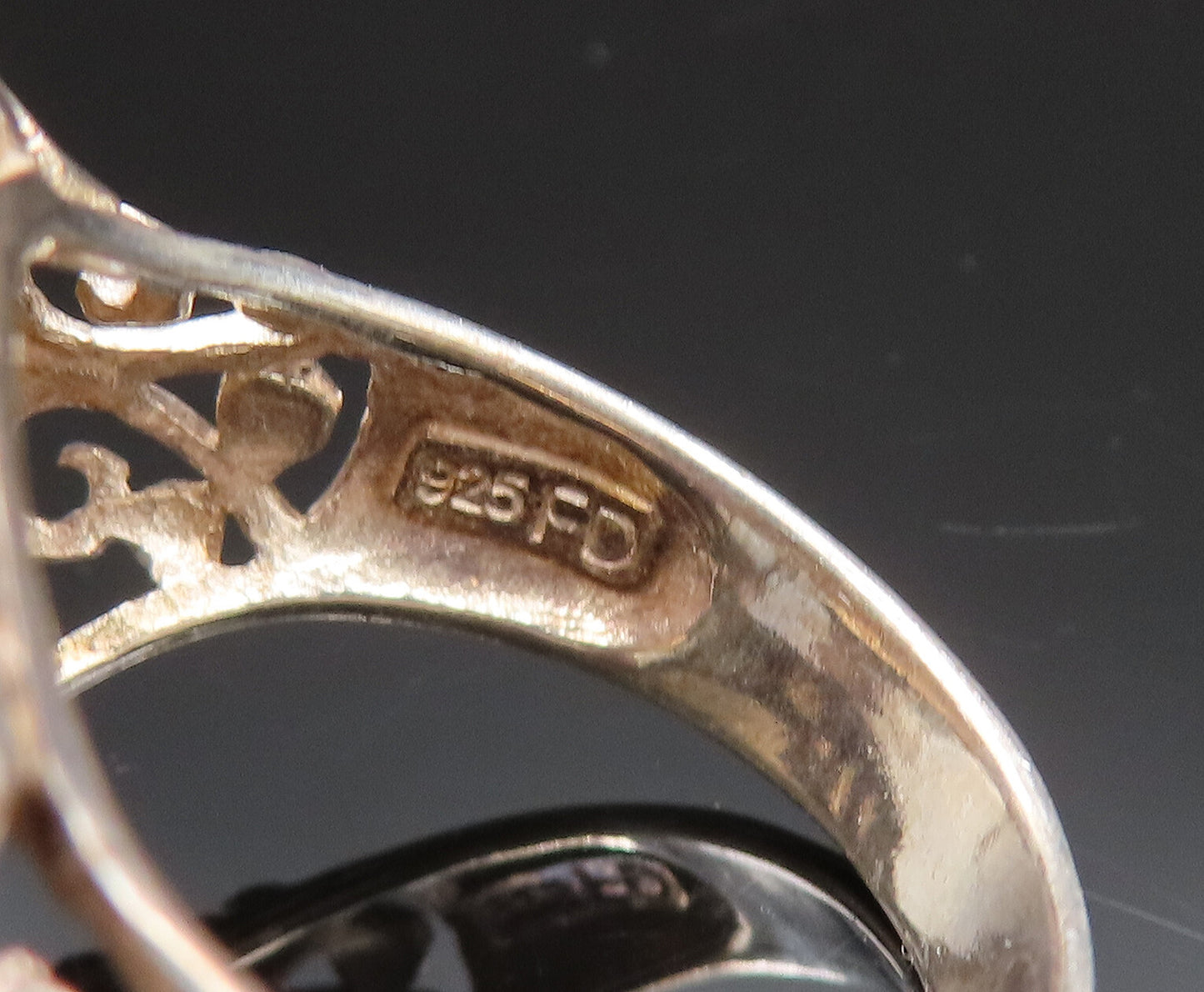 925 Sterling Silver Vintage Round Hammered Open Scroll Ring Sz 7.5 RG25617