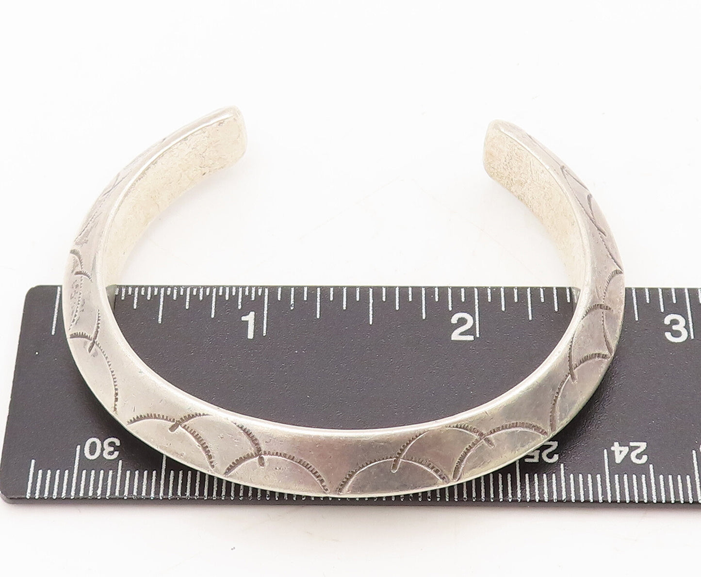 925 Sterling Silver Vintage Bracelet NAVAJO ZUNI Etched Arc Design Cuff BT10215