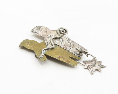 925 Sterling Silver  Vintage Two Tone Figures Etched Detail Brooch Pin  BP3693