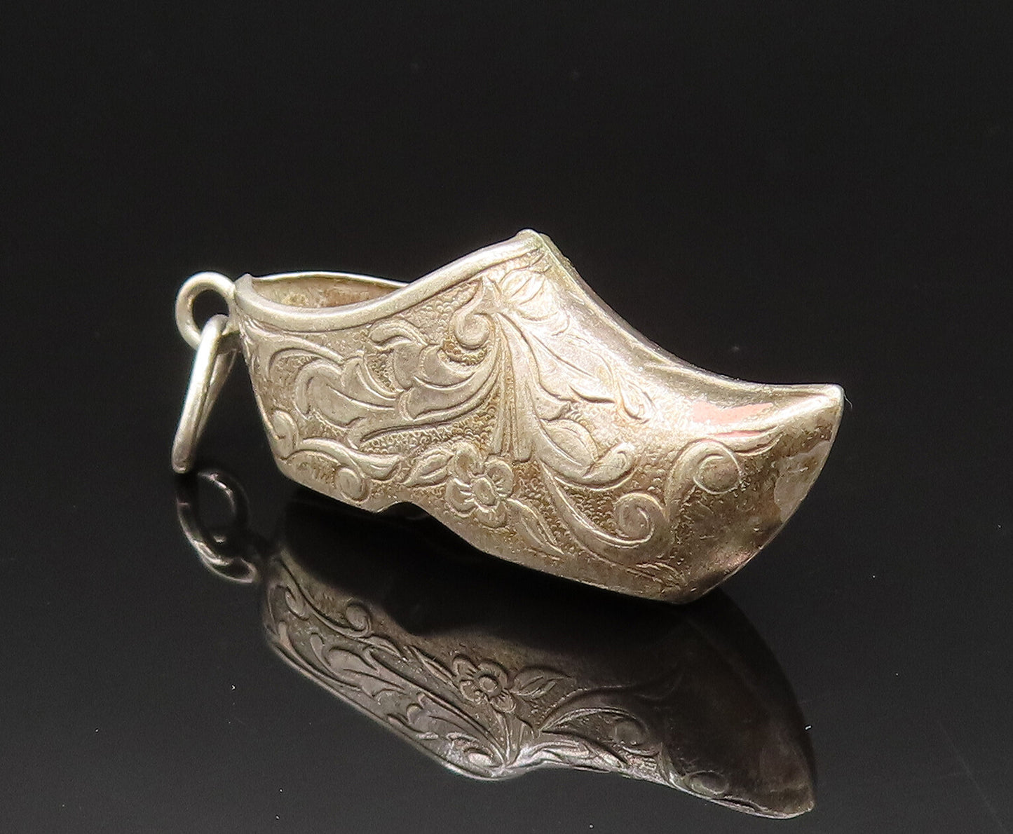 925 Sterling Silver  Vintage Sculpted Etched Pointed Shoe Pendant  PT21131