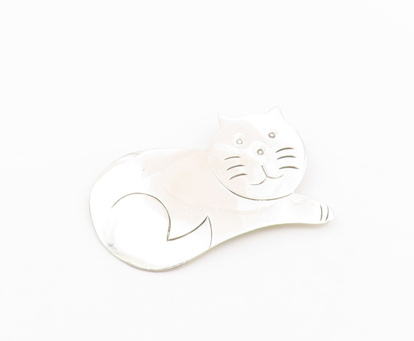 925 Sterling Silver  Vintage Shiny Etched Lying Cat Motif Brooch Pin  BP3703