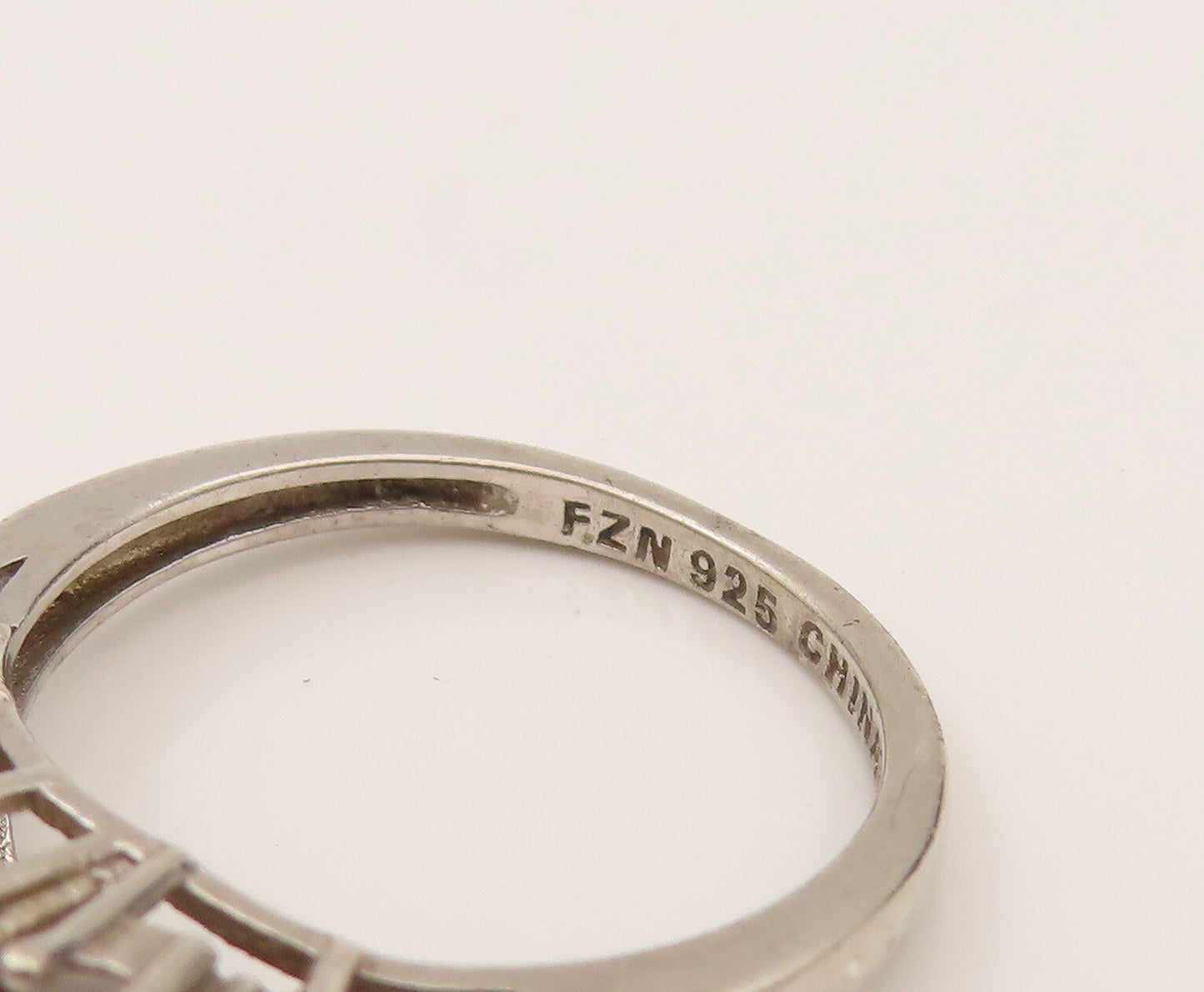 925 Silver  Vintage Beautiful Prong Set Cubic Zirconia Ring Sz 7  RG26381