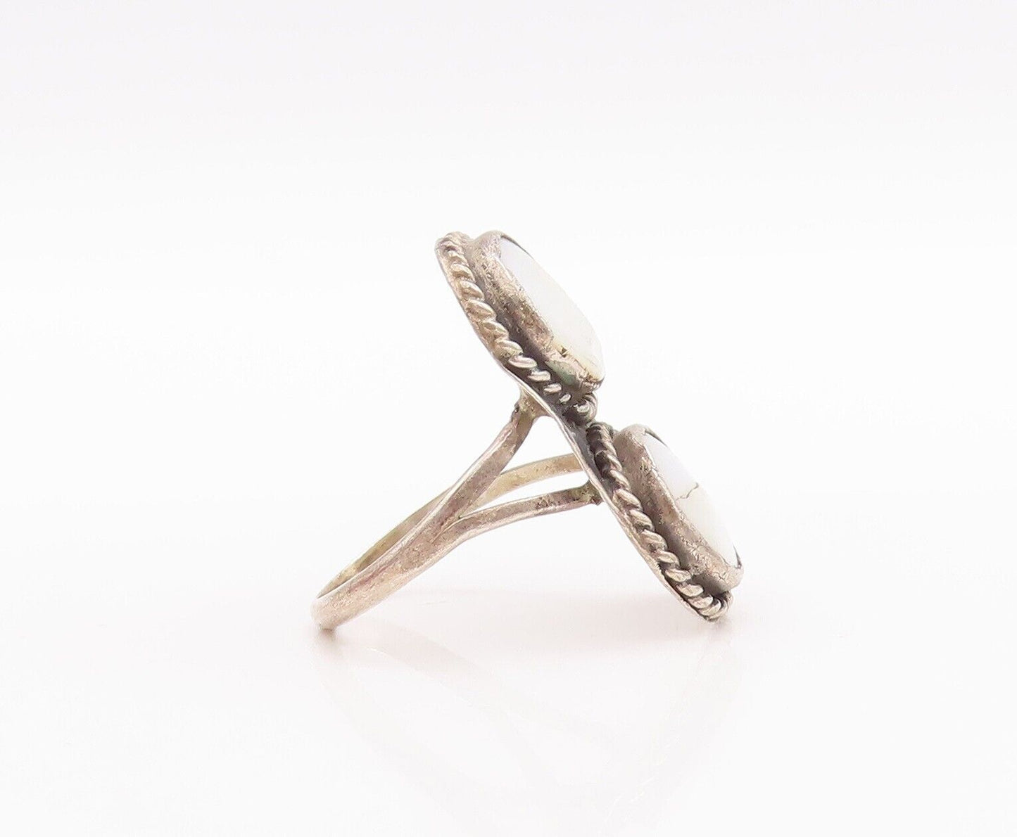925 Sterling Silver Vintage Ring Southwestern Mother Of Pearls Sz 7.5 RG28620
