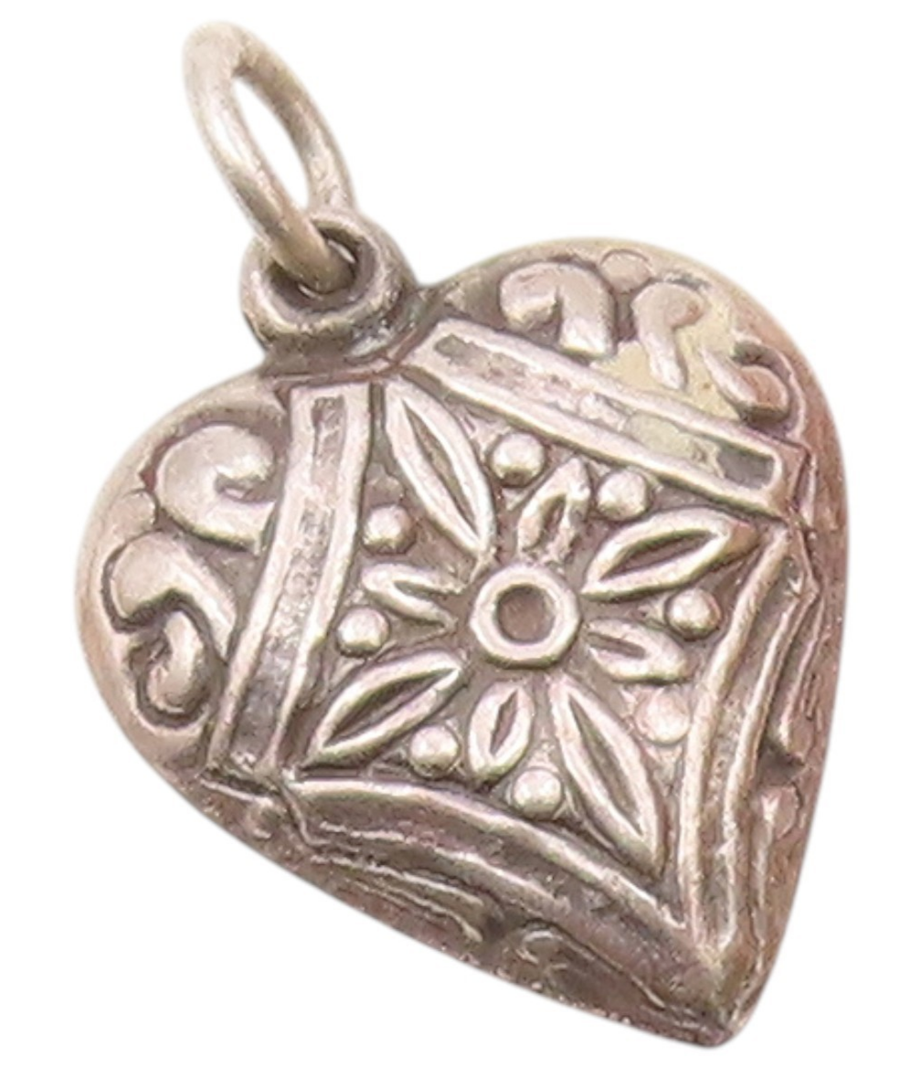 925 Sterling Silver  Vintage Floral Detailed Love Heart Pendant  PT21361