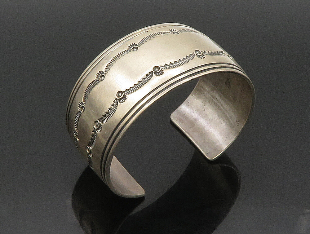 NAVAJO 925 Sterling Silver  Vintage Wavy Patterned Wide Cuff Bracelet  BT9299