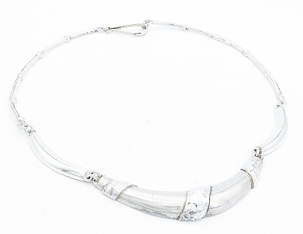 925 Sterling Silver  Vintage Shiny Hammered Detail Collar Necklace  NE1186