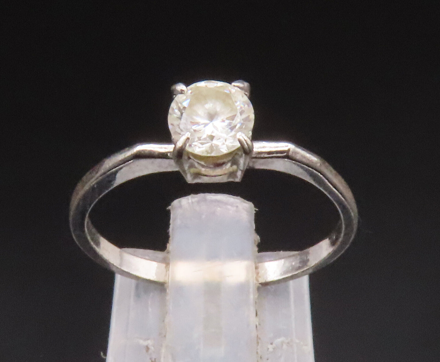 925 Sterling Silver  Vintage Solitaire Cubic Zirconia Ring Sz 8  RG25075