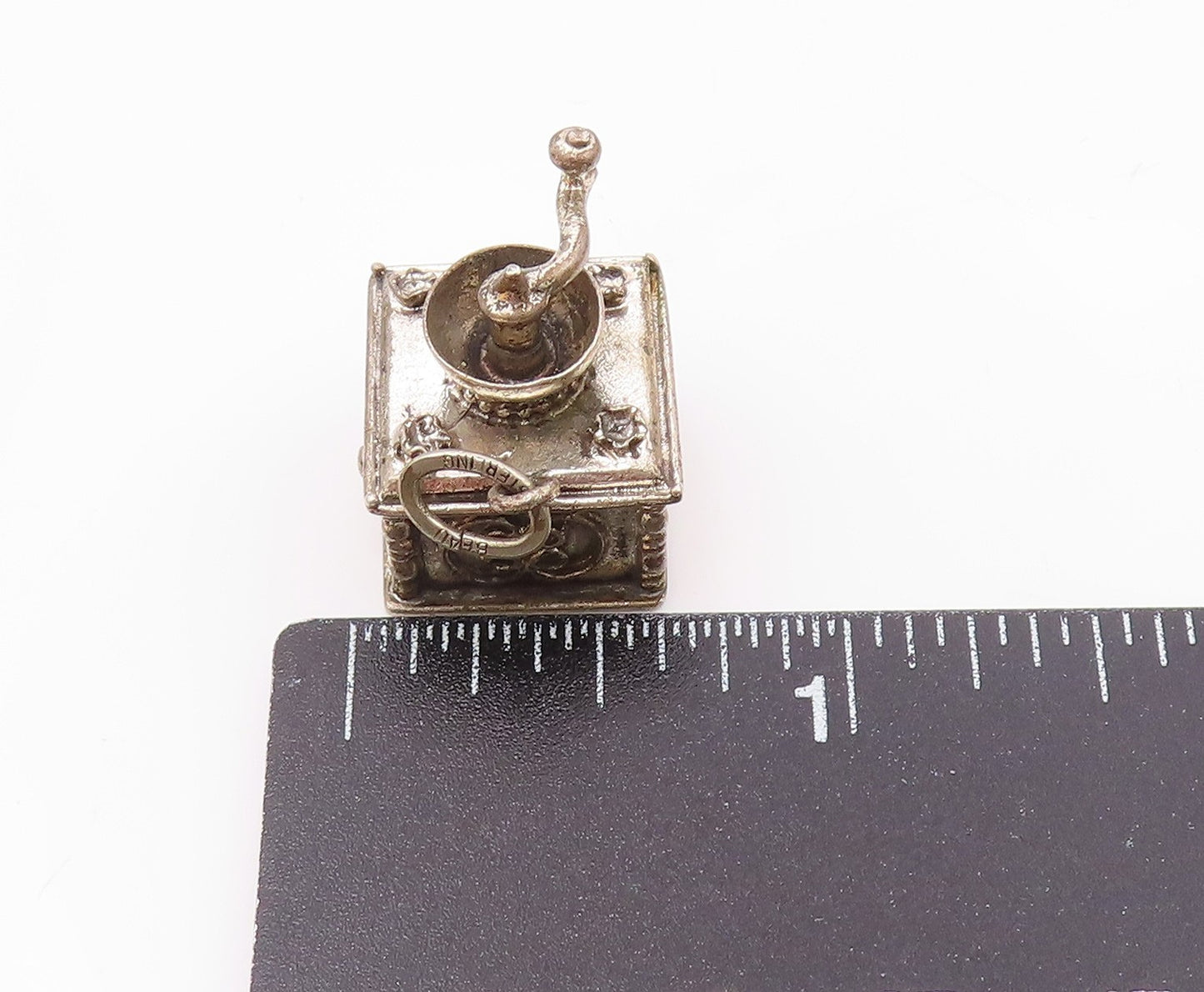 BEAU 925 Sterling Silver  Vintage Pretzel Swirl Detail Box Pendant  PT16001