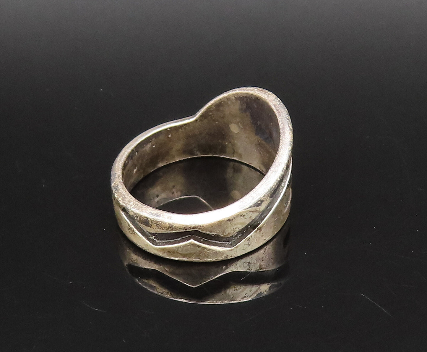 SOUTHWESTERN 925 Silver Vintage Carved Wavy Detail Band Ring Sz 8 RG26070