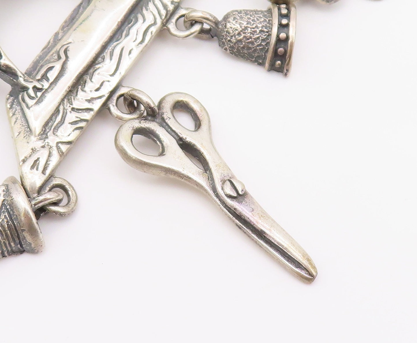 925 Sterling Silver Vintage Brooch Sewing Machine With Dangling Charms  BP11686