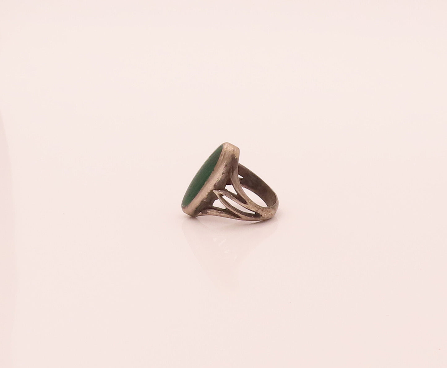 925 Sterling Silver  Vintage Oval Malachite Carved Neck Ring Sz 5.75  RG26717