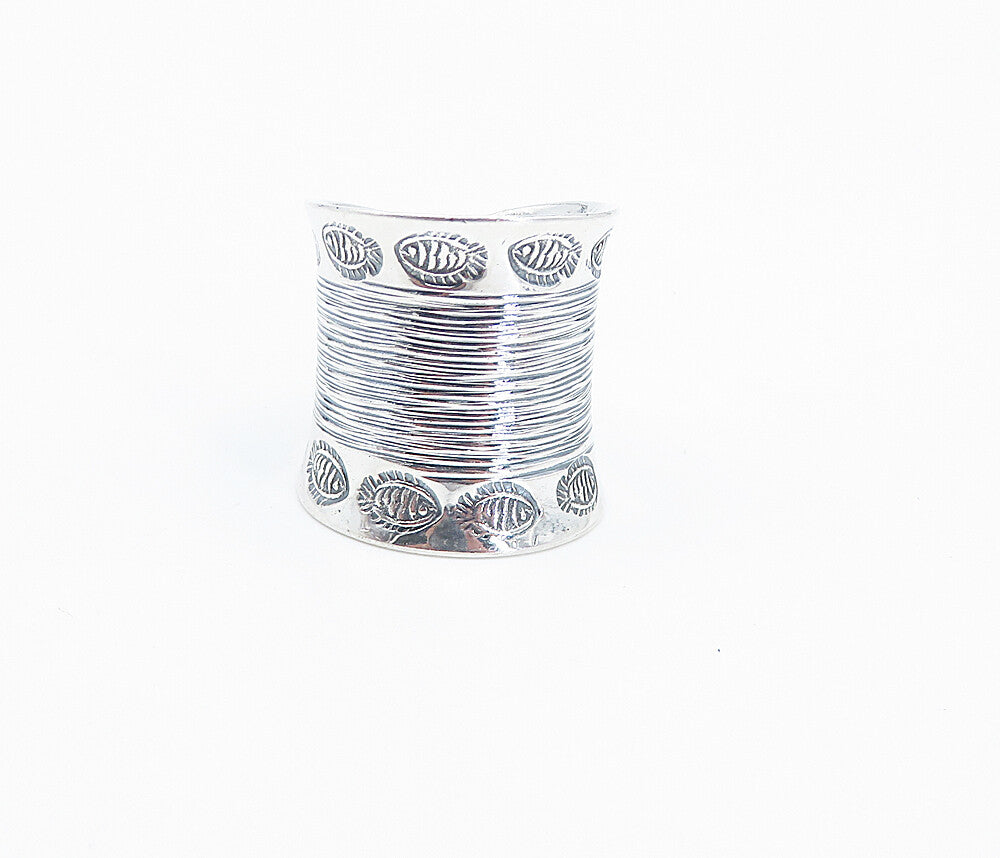 925 Sterling Silver  Etched Fish Pattern Concave Band Ring Sz 9.5  RG8543