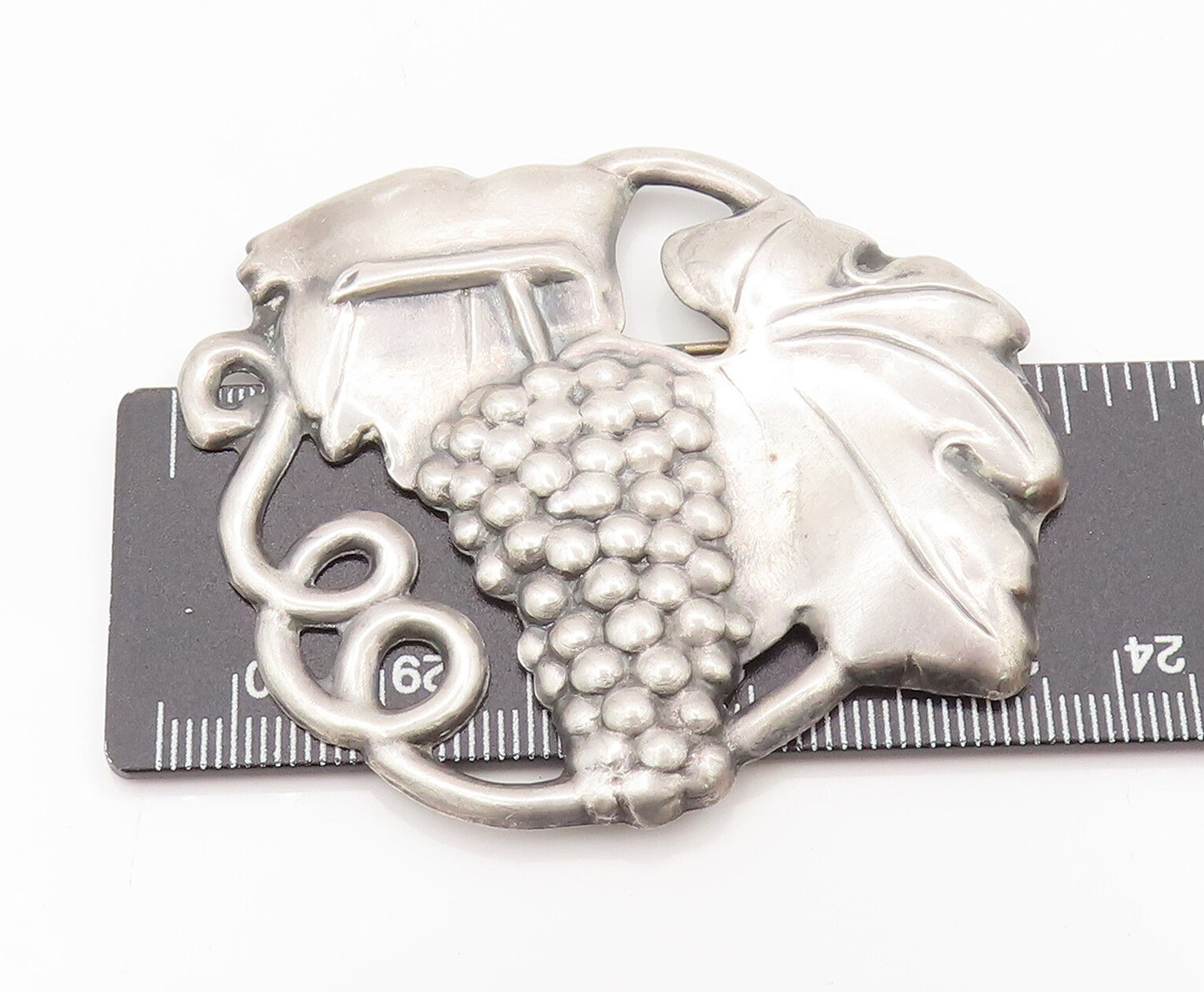925 Sterling Silver  Vintage Antique Carved Creeper Grape Brooch Pin  BP10526