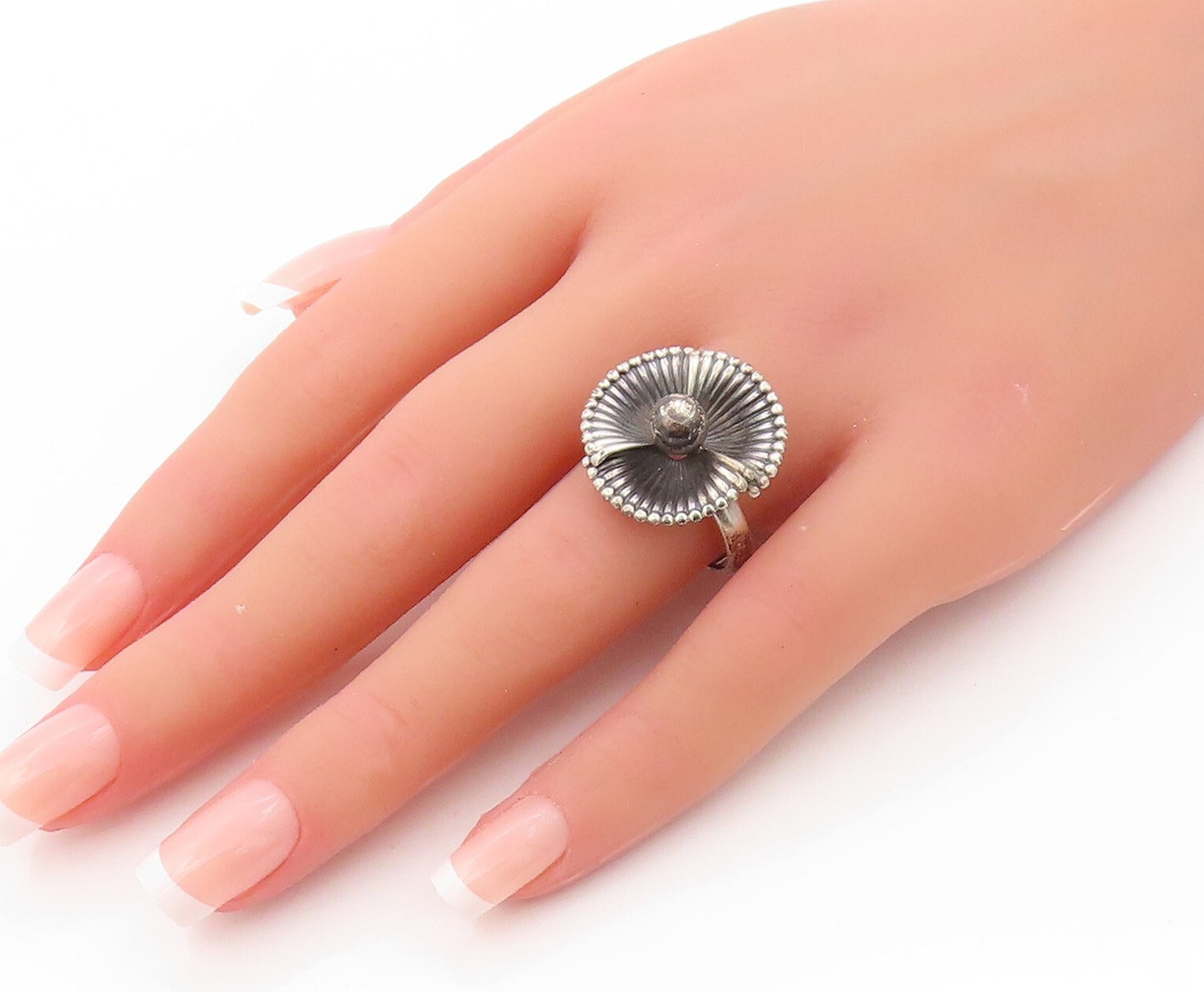 925 Sterling Silver Vintage Ring Dark Tone Cutout Grooved Flower  SZ 8  RG32007