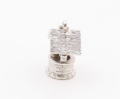 925 Sterling Silver  Vintage Shiny Water Well Etched Detail Pendant  PT15236