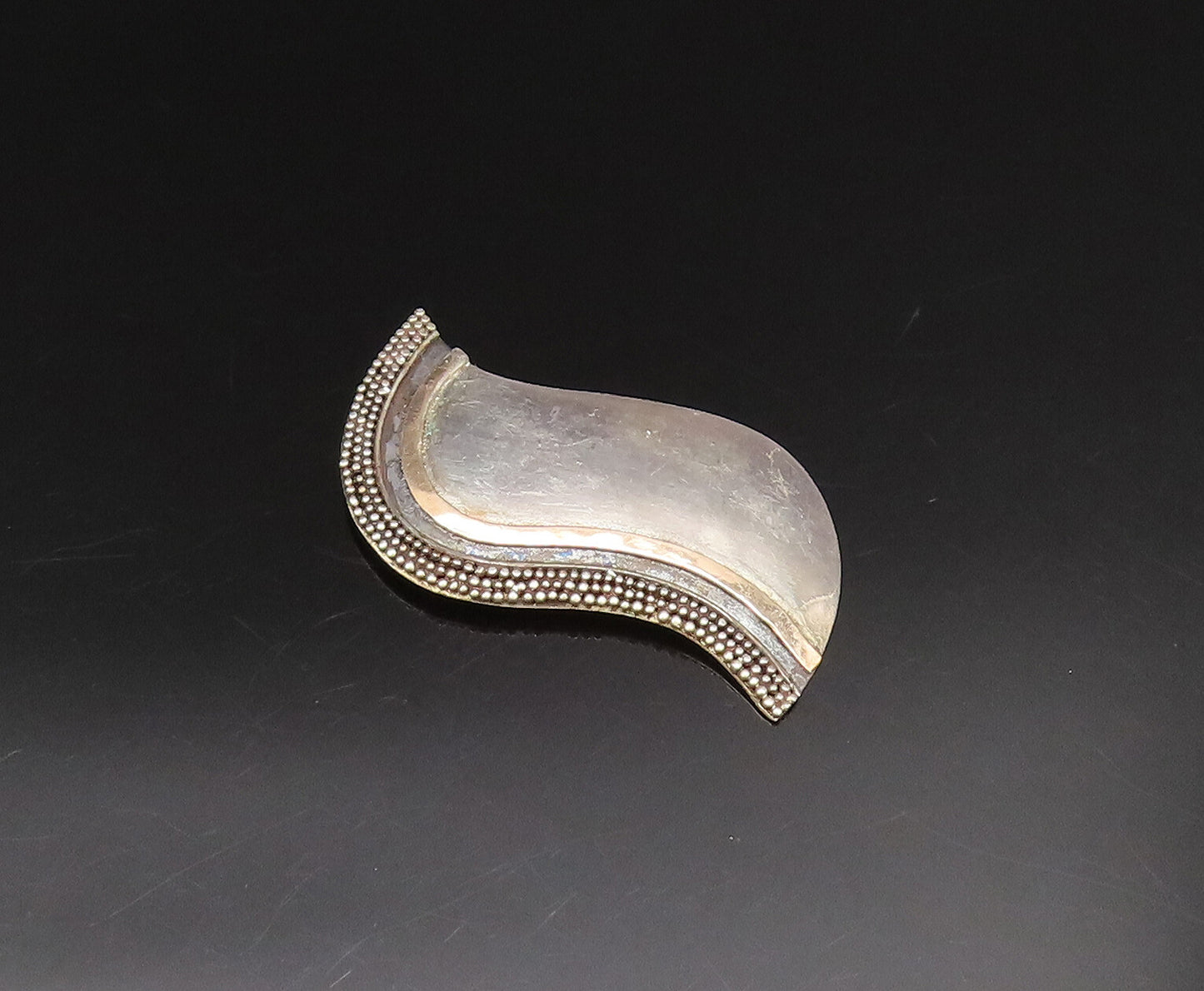 18K GOLD & 925 Silver  Vintage Two Tone Beaded Edge Swirl Brooch Pin  BP9758