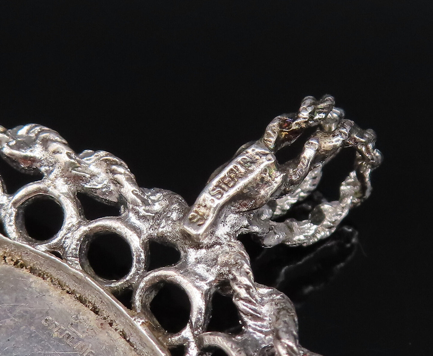 925 Sterling Silver  Vintage Openwork Pisces Fish Astrology Pendant  PT21852