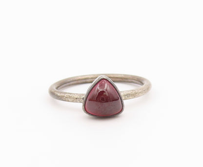 925 Sterling Silver Vintage Ring Trillion Cabochon Garnet Band  Sz 7.5  RG36423