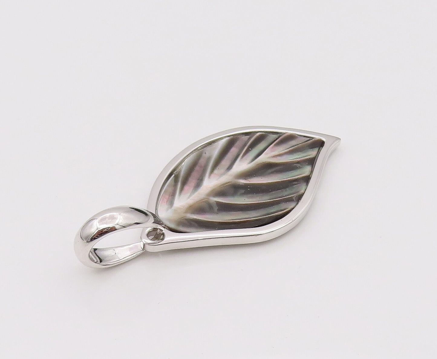 925 Sterling Silver  Vintage Mother Of Pearl Carved Leaf Pendant  PT22212