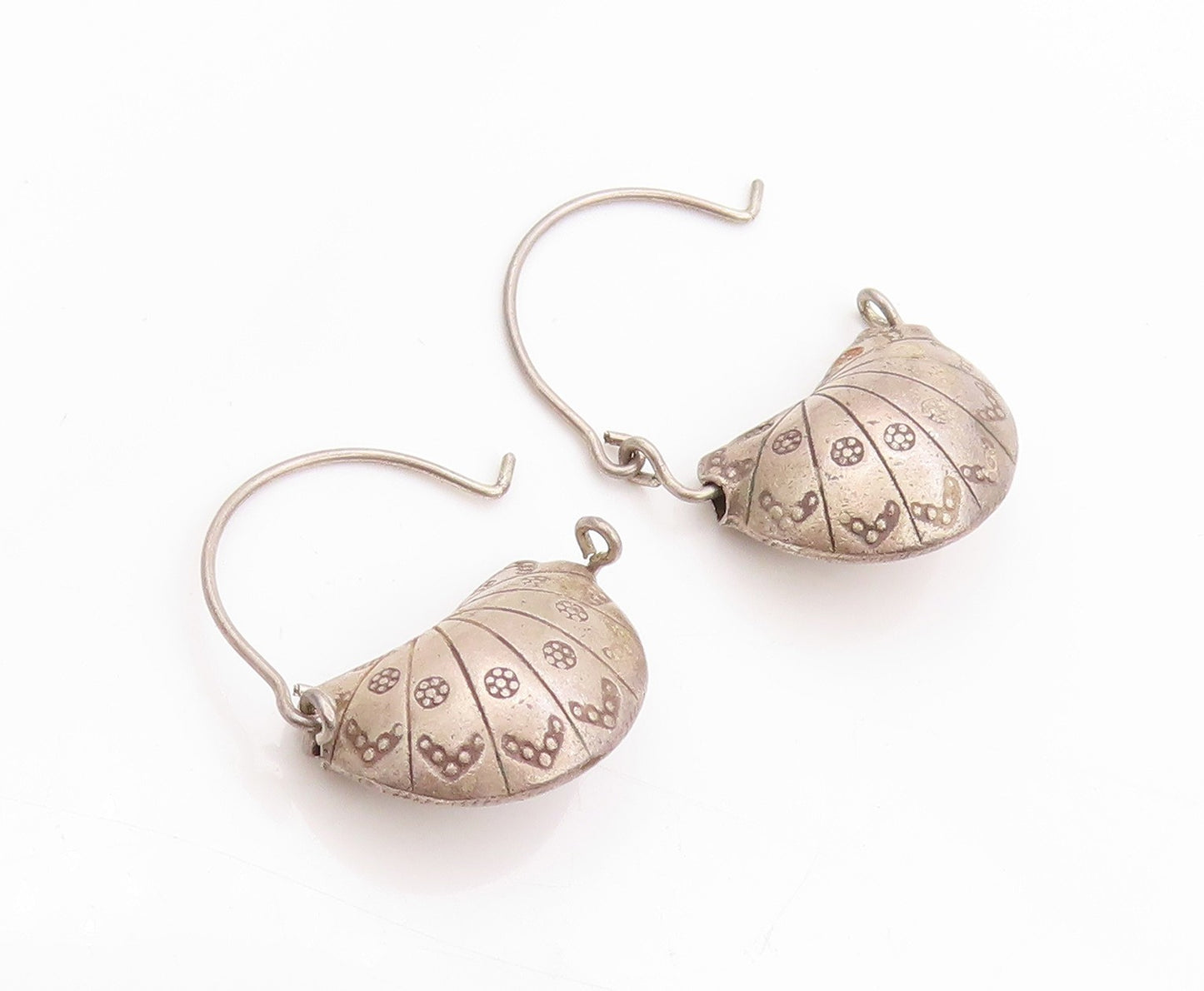 925 Sterling Silver Vintage Earrings Puffed Hand Fan Design Etched Hoops EG13600