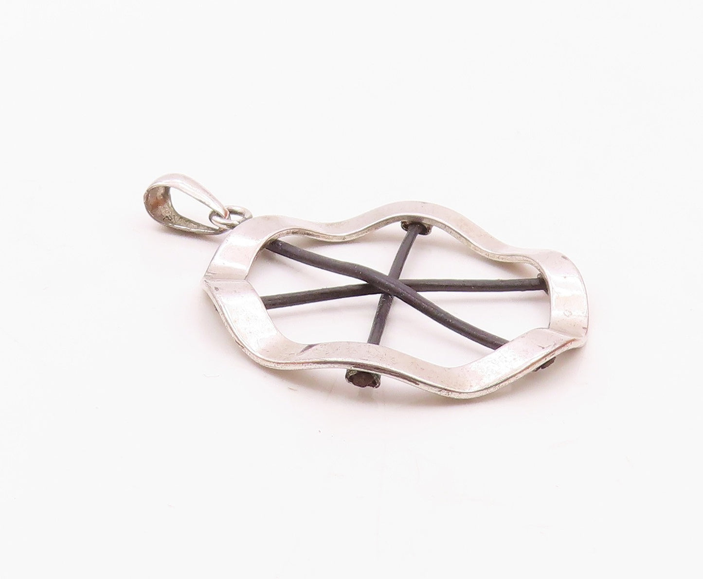 925 Sterling Silver  Vintage Leather Detail Wavy Open Circle Pendant  PT18658