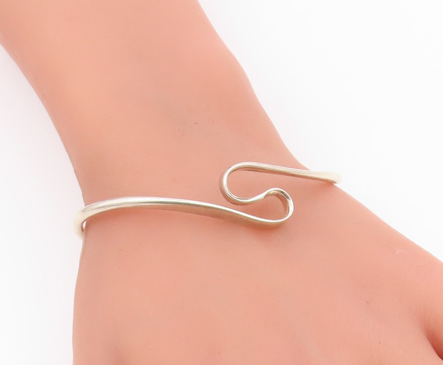 925 Sterling Silver  Vintage Shiny Swirled Detail Smooth Cuff Bracelet  BT9261