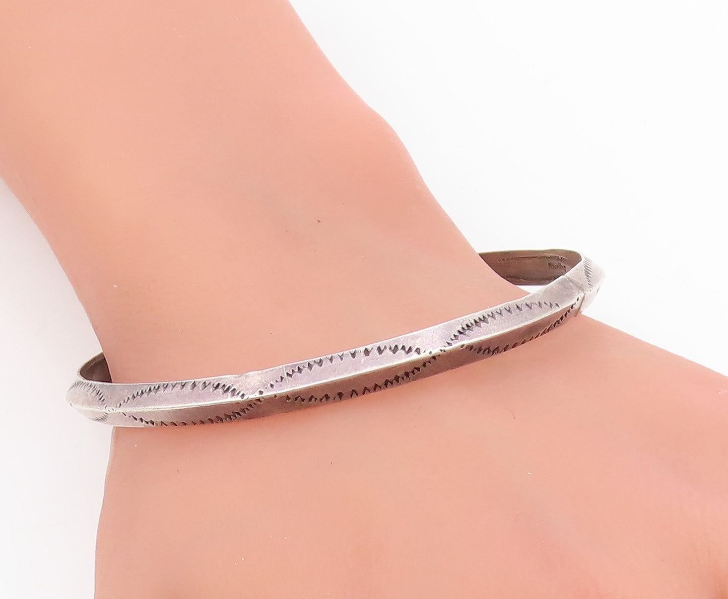 925 Sterling Silver Vintage Bracelet NAVAJO Etched Knife Edge Bangle  BT11588