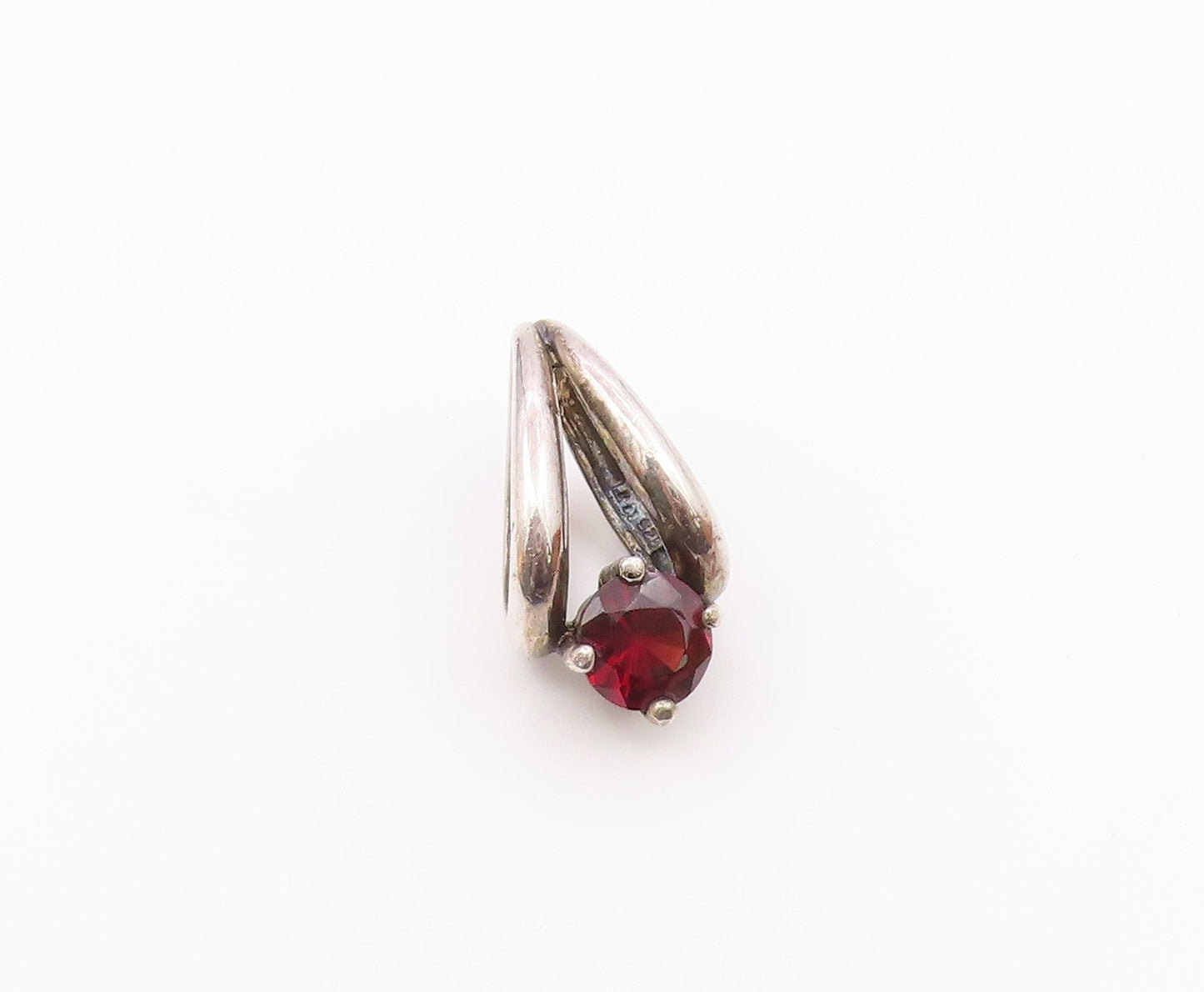 925 Sterling Silver  Vintage Prong Set Garnet Split Bail Pendant  PT19402