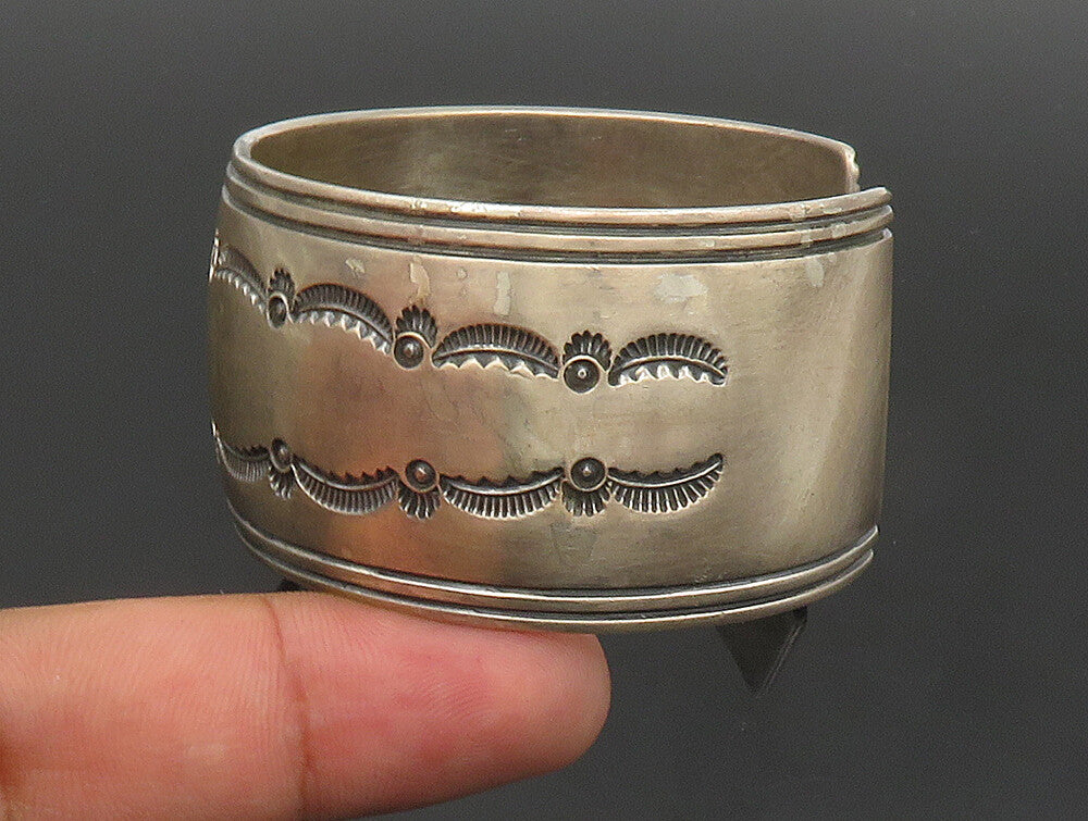 NAVAJO 925 Sterling Silver  Vintage Wavy Patterned Wide Cuff Bracelet  BT9299