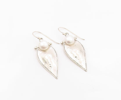 925 Sterling Silver Vintage Earrings ISRAEL Pearl Hammered Teardrop Hook EG14382