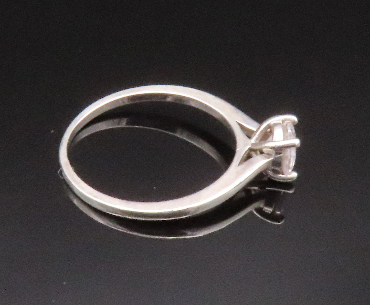 925 Sterling Silver  Vintage Minimalist Cubic Zirconia Ring Sz 8.5  RG25080