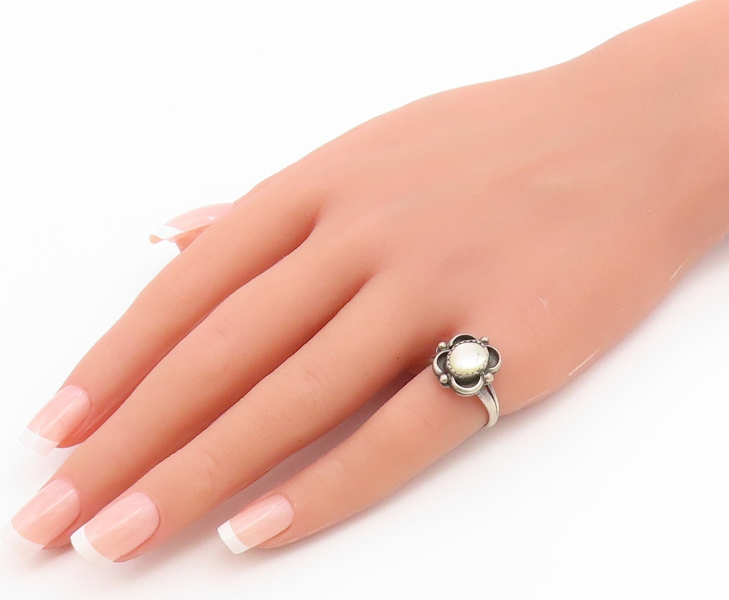 925 Sterling Silver Vintage Ring SOUTHWESTERN Mother Of Pearl Band Sz 6 RG36685