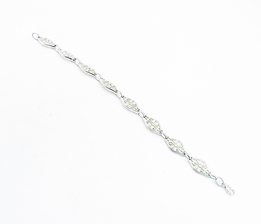 925 Sterling Silver  Petite Open Swirl Twist Detail Chain Bracelet  BT2627