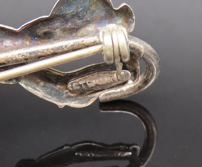 925 Sterling Silver  Vintage Couple Kissing Under Umbrella Brooch Pin  BP10049