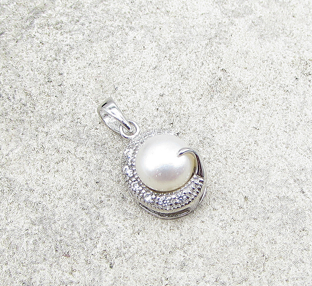 925 Sterling Silver  Freshwater Pearl & Cubic Zirconia Shell Pendant  PT1415