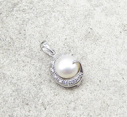 925 Sterling Silver  Freshwater Pearl & Cubic Zirconia Shell Pendant  PT1415