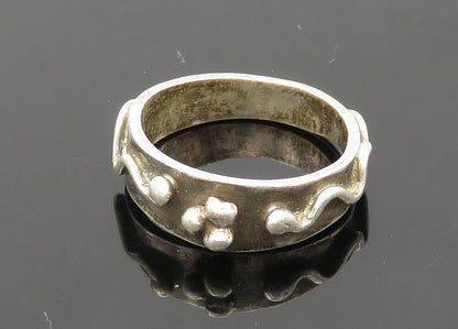 925 Sterling Silver  Vintage Raised Swirl Detail Band Ring Sz 6  RG21281
