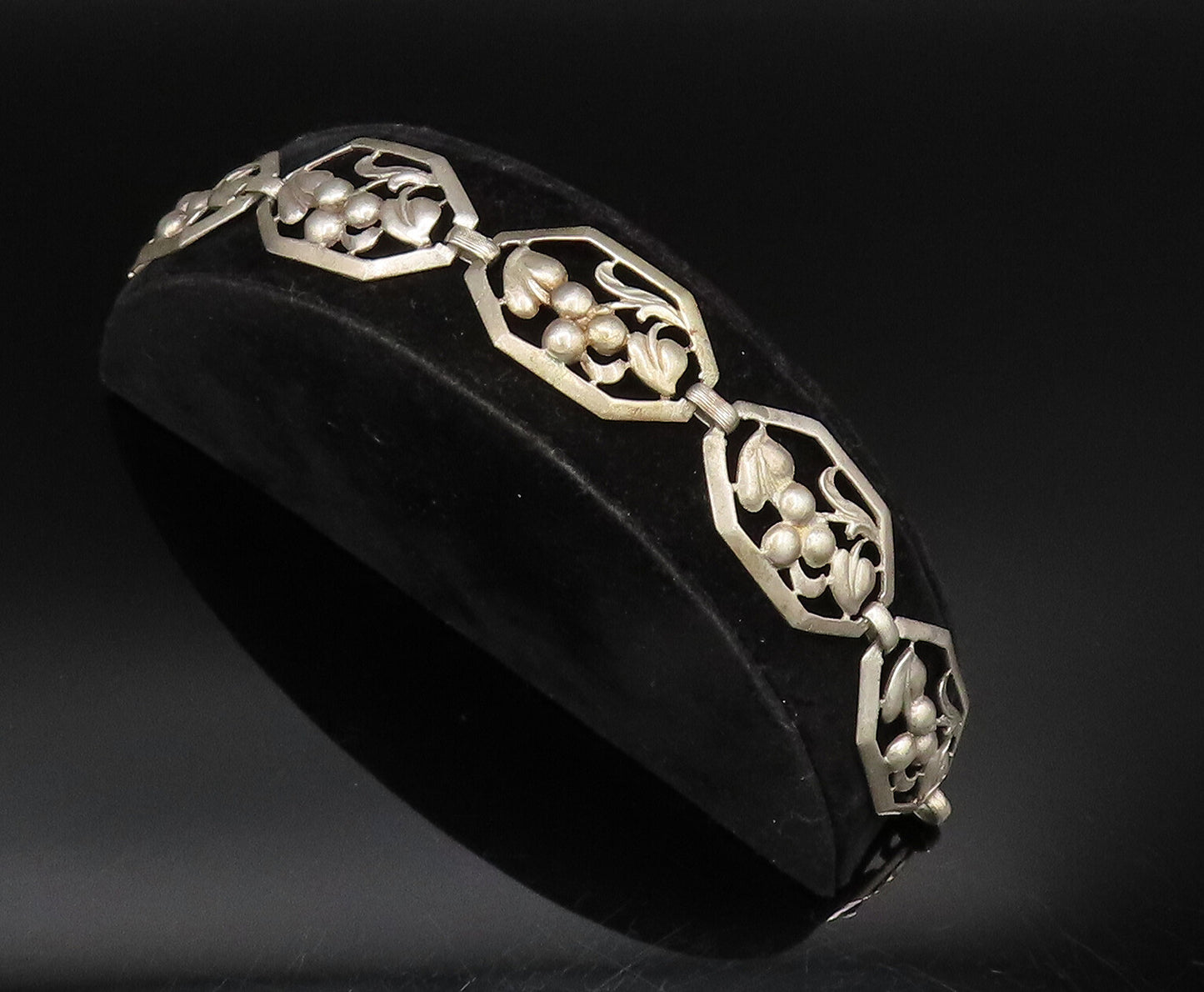 BAUR 925 Silver  Vintage Grapes & Leaf Motif Cutout Link Bracelet  BT9635