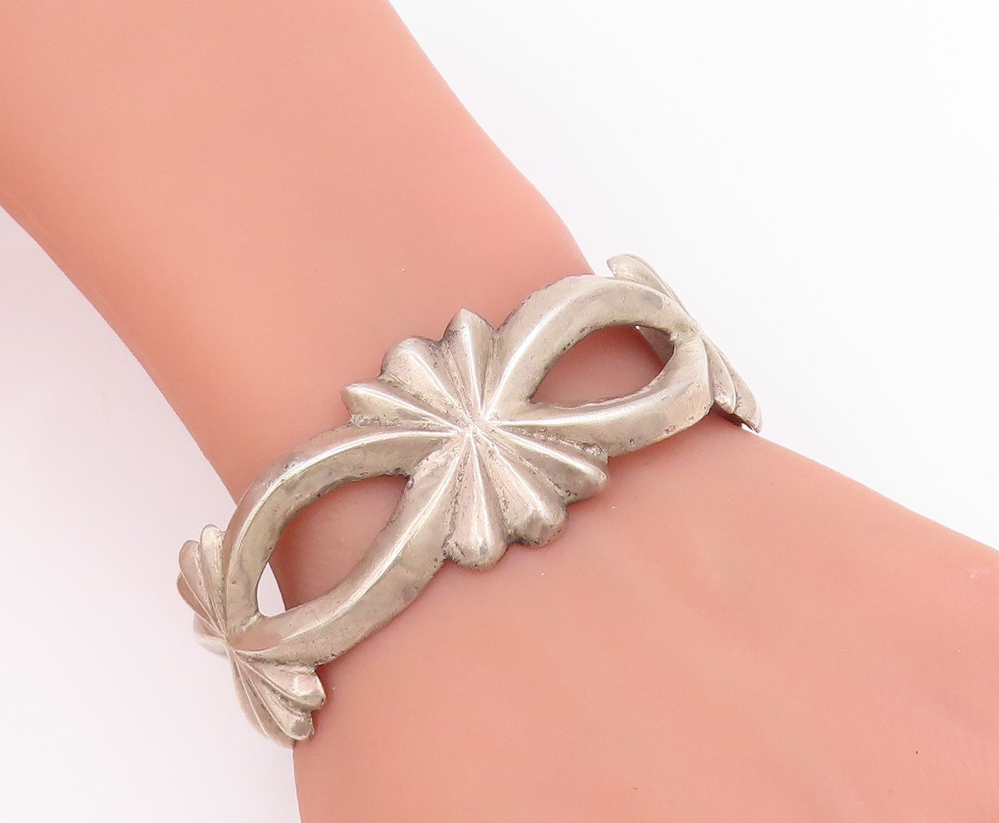 925 Sterling Silver Vintage Bracelet NAVAJO ZUNI Sandcast Floral Cuff  BT11619