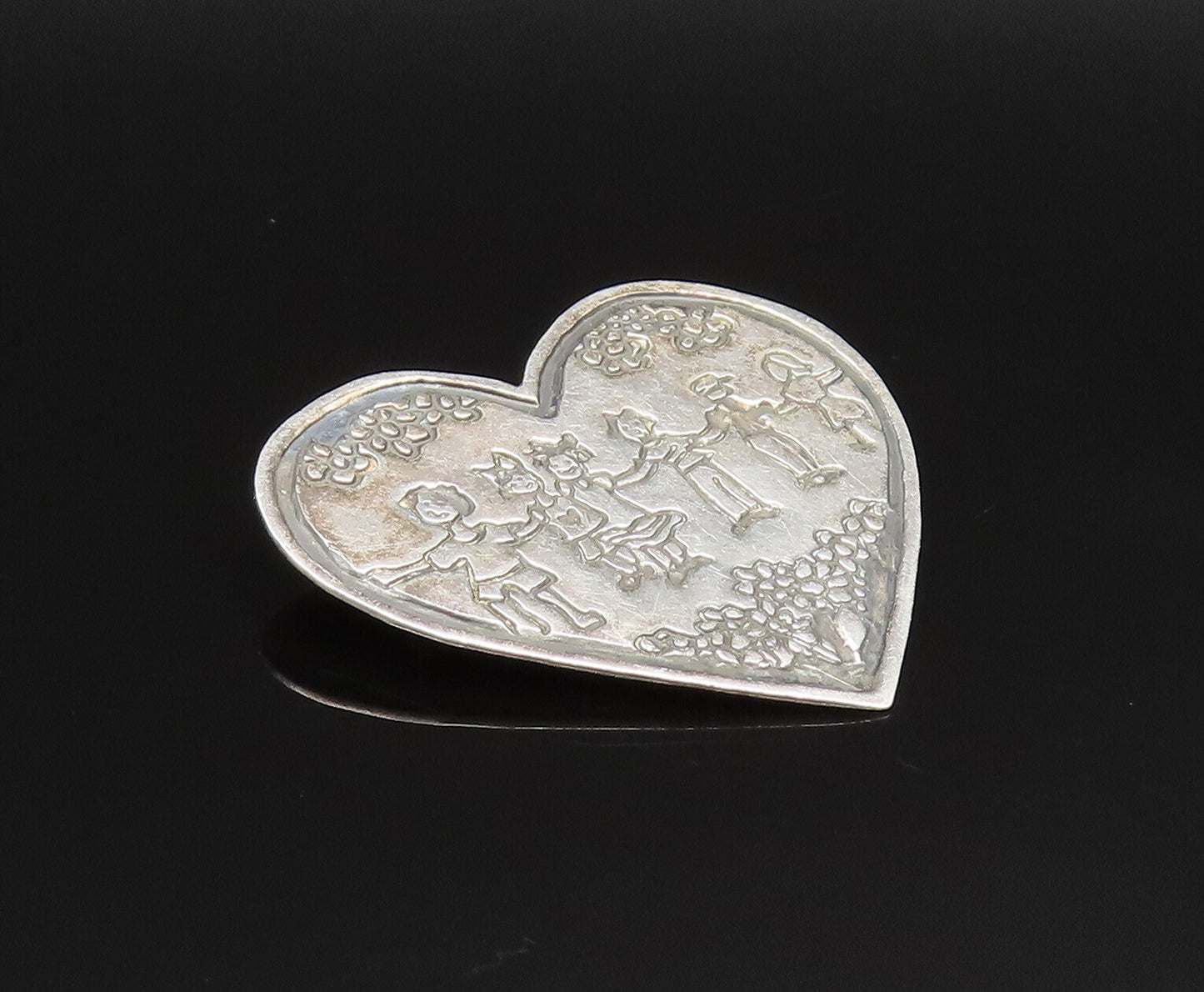 925 Silver  Vintage Engraved Kids & Flowers Flat Love Heart Brooch Pin  BP9566