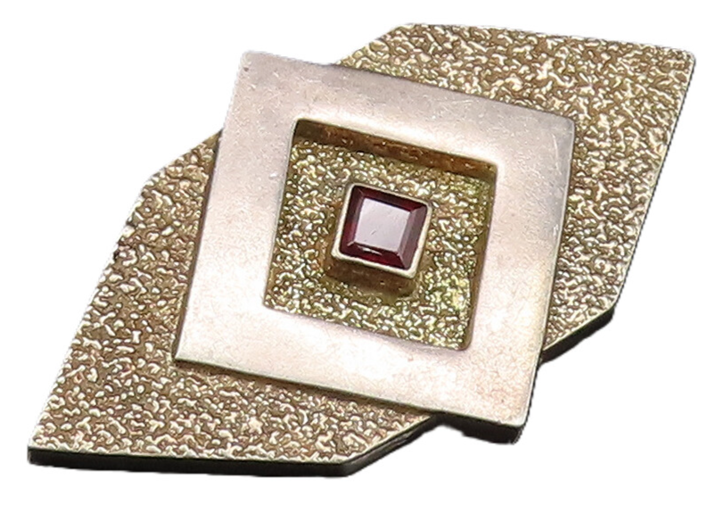 925 Sterling Silver  Vintage Two Tone Diamond Shaped Garnet Brooch Pin  BP9778