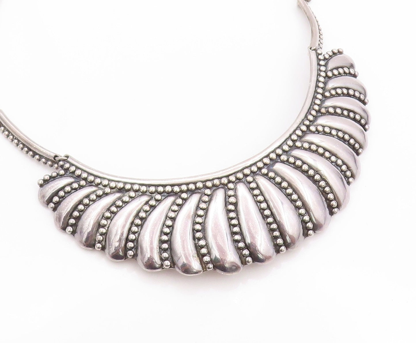 925 Sterling Silver Vintage Necklace Featuring Scalloped & Bead Design NE4542