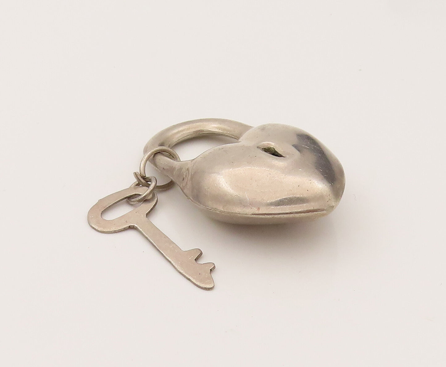 925 Sterling Silver  Vintage Puffed Heart Shaped Lock & Key Pendant  PT21982