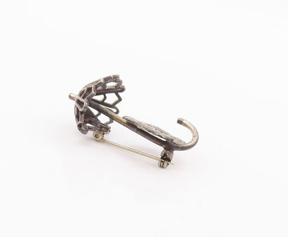 925 Sterling Silver Vintage Brooch Pin Kissing Couple Under Umbrella  BP10980
