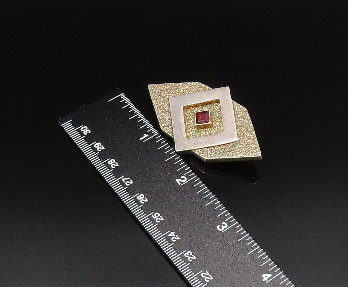 925 Sterling Silver  Vintage Two Tone Diamond Shaped Garnet Brooch Pin  BP9778