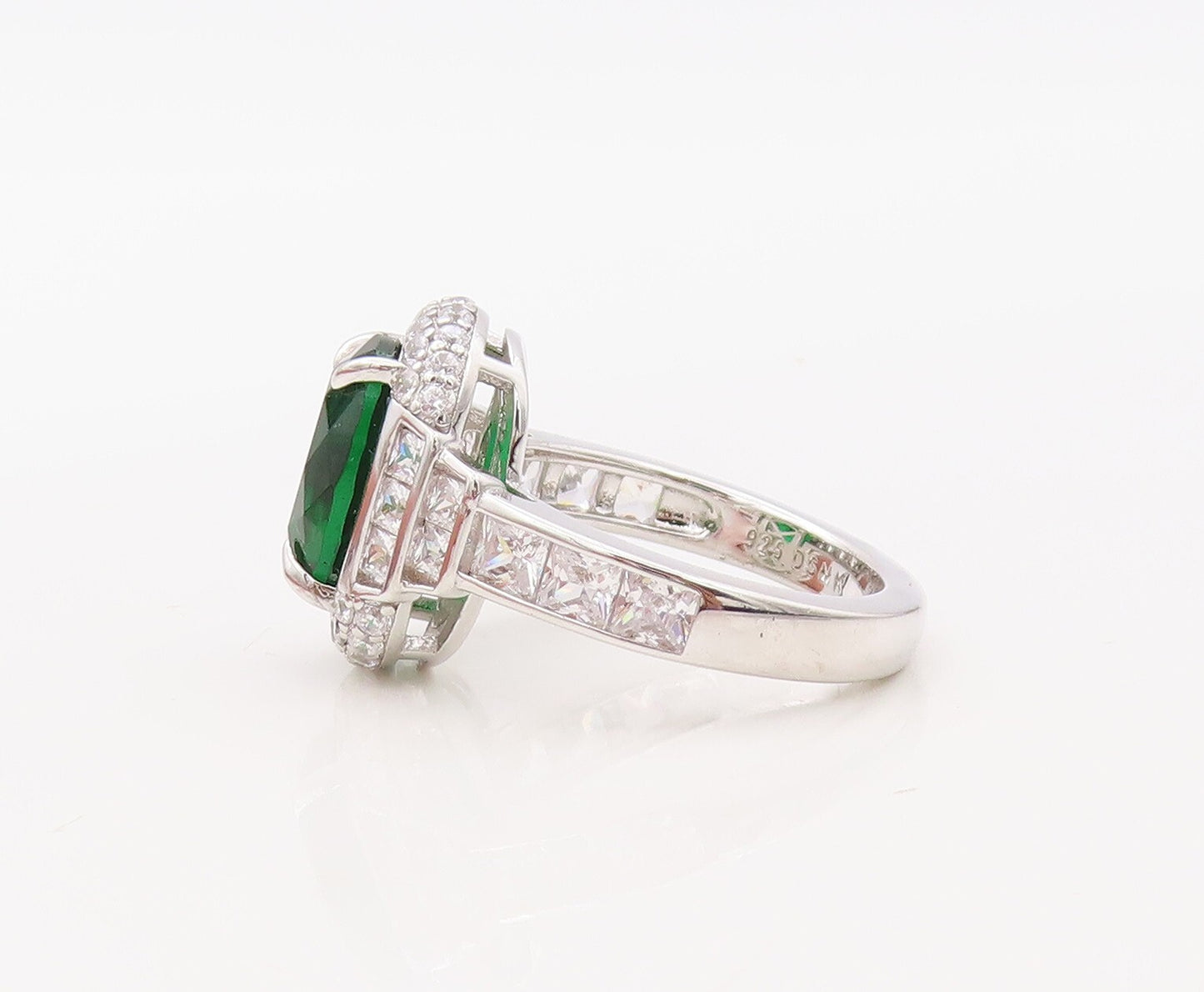 925 Sterling Silver Vintage Ring Oval Cut Green Halo White CZ Inlay Sz 7 RG30641